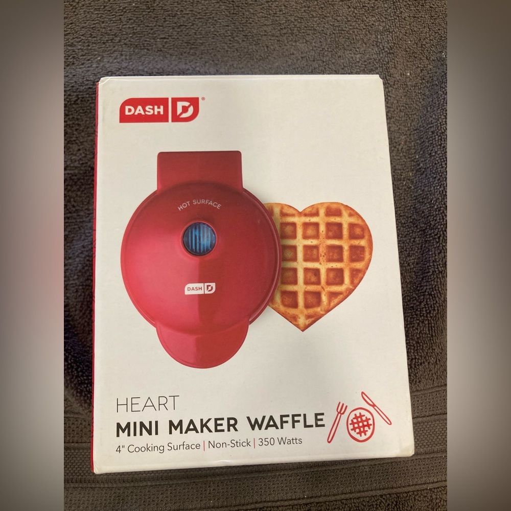Dash Heart Mini Waffle Maker - Red
